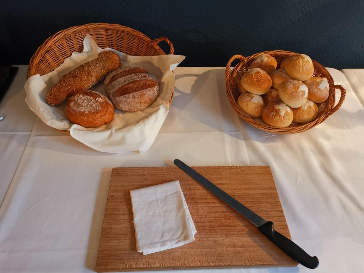 Hotel Restaurant Goldener Schluessel Altdorf Bagian luar foto
